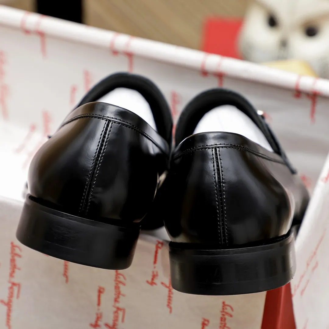 Factory price 460 🔥Ferragamo's new men's casual slip-on shoes🇨🇳Official website original 1:1 mold opening, original quality💯Fine workmanship, high-end luxury☘The upper is made of imported Italian first-layer cowhide🌴Water-dyed🐂Leather lining🍓Rubber wear-resistant and non-slip outsole, breathable and comfortable to wear🍍The first choice for high-grade men, black is optional! Code number 38-44 (45.46. Can be customized)